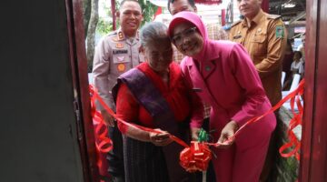Air Mata Bahagia Opung Sipayung: Kapolres Dan Ketua Bhayangkari Simalungun Serahkan Rumah Baru Lengkap Dengan Kasur, Lemari, Kompor Gas Hingga TV Baru